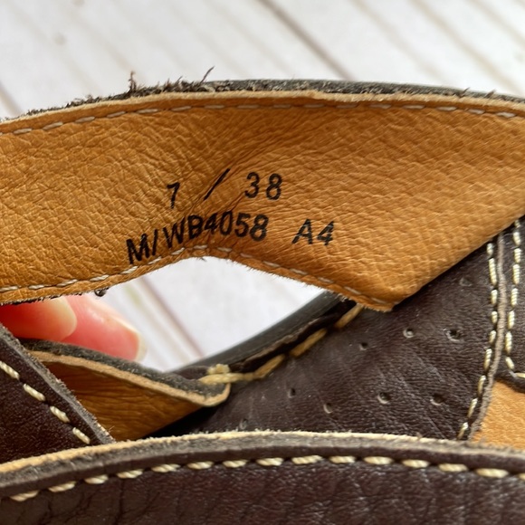 Born Size 7 Brown Flip Flops. Great Condition. - Picture 4 of 4